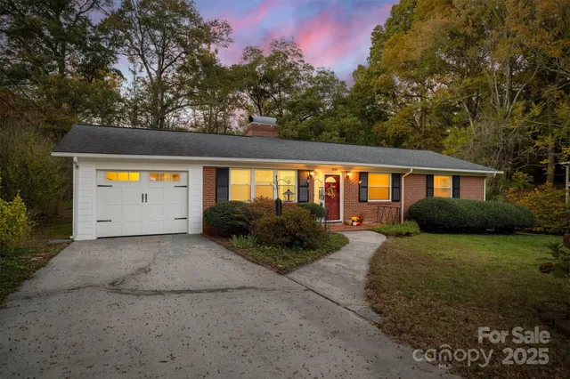 a view of a house with backyard and garden