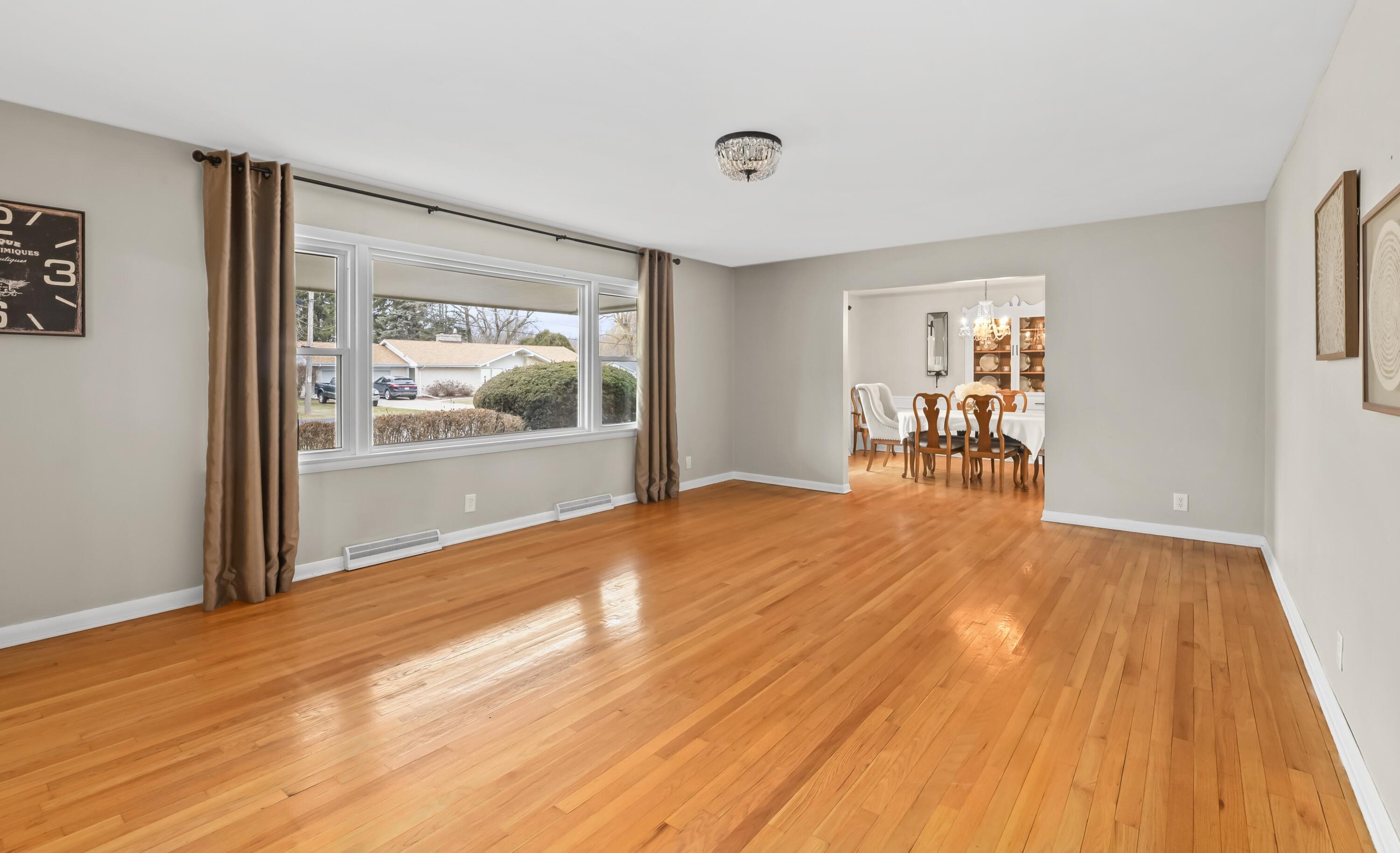 5023 Valley Trail Wind Point, WI 53402 - Photo 5 of 42 DSC_4235