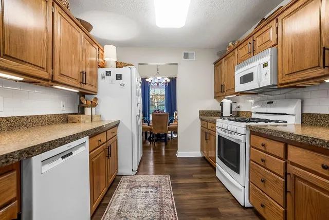 $449,900 | 440 West Skylark Circle, Gardner, KS 66030