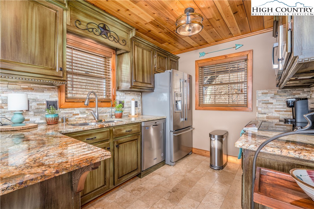 186 Grey Fox Ridge Road Banner Elk, NC 28604 - Photo 11 of 40 Gallery Image 11
