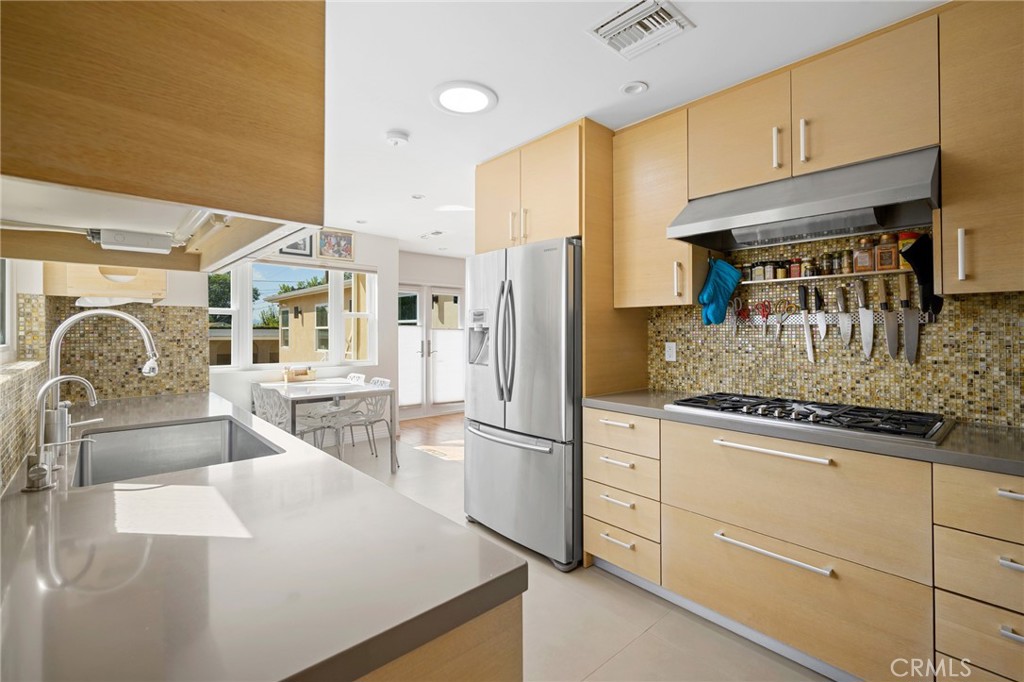 2040 West Kenneth Road Glendale, CA 91201 - Photo 21 of 64