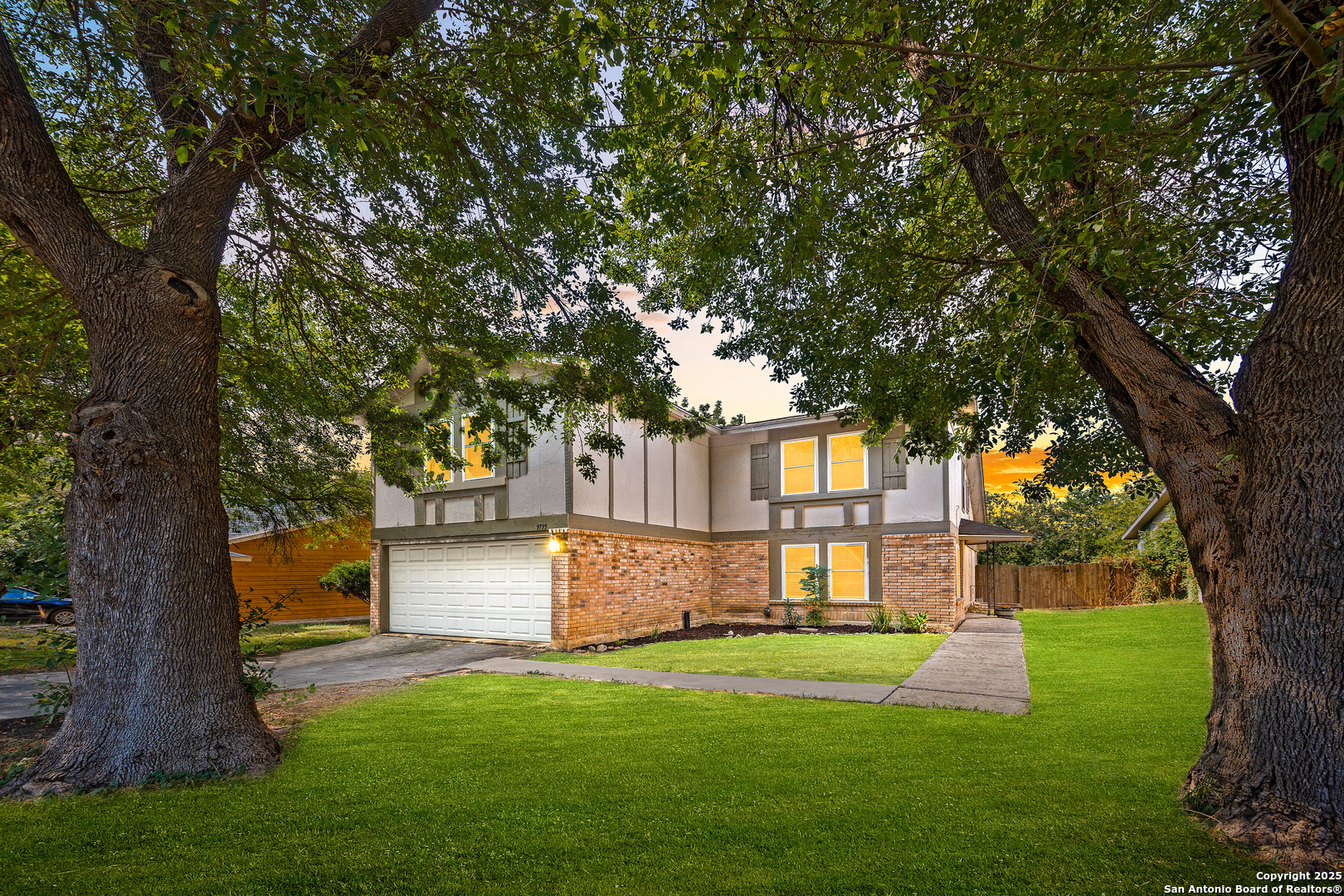 a view of a house with a yard