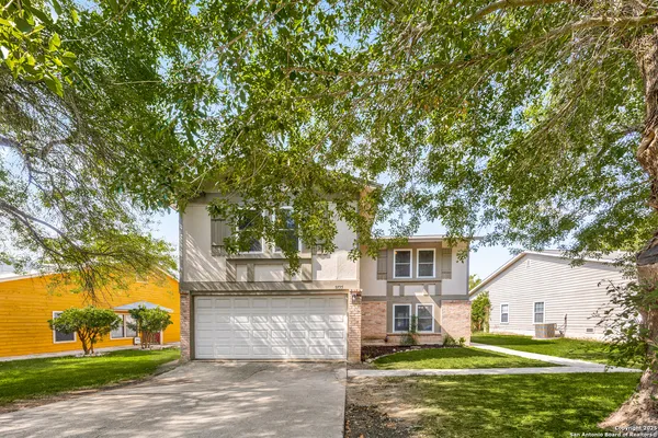a view of a house with a yard