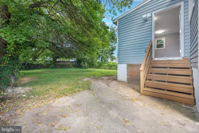 a view of a house with backyard and a garden