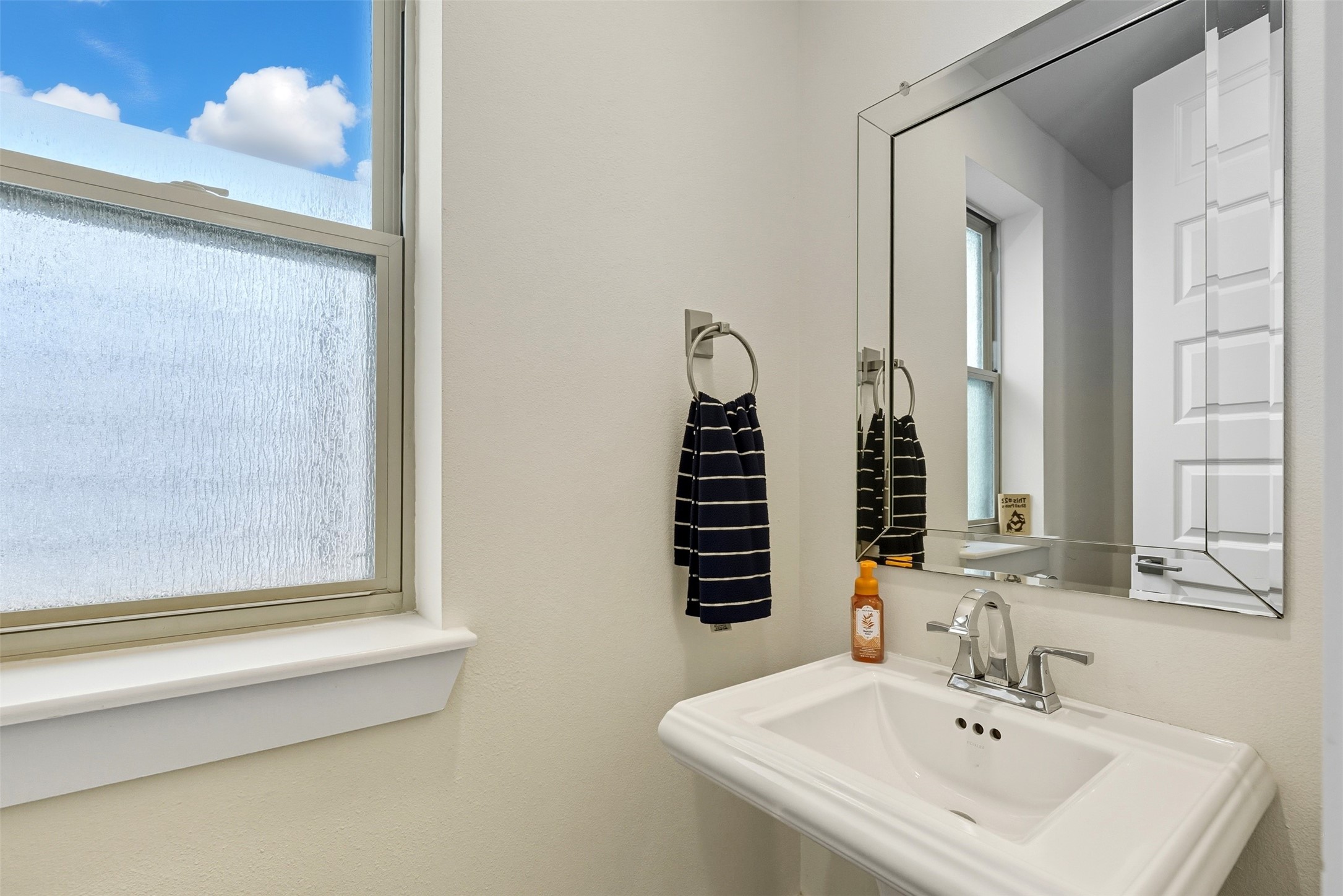 215 Avondale Street Houston, TX 77006 - Photo 21 of 42 a bathroom with a sink and a mirror