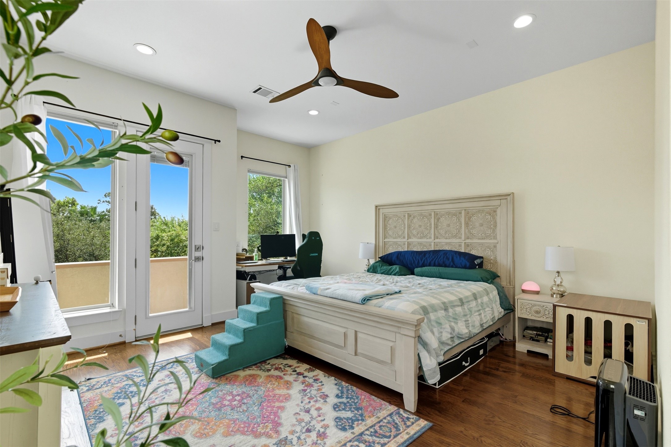 215 Avondale Street Houston, TX 77006 - Photo 23 of 42 a bedroom with a bed and a window