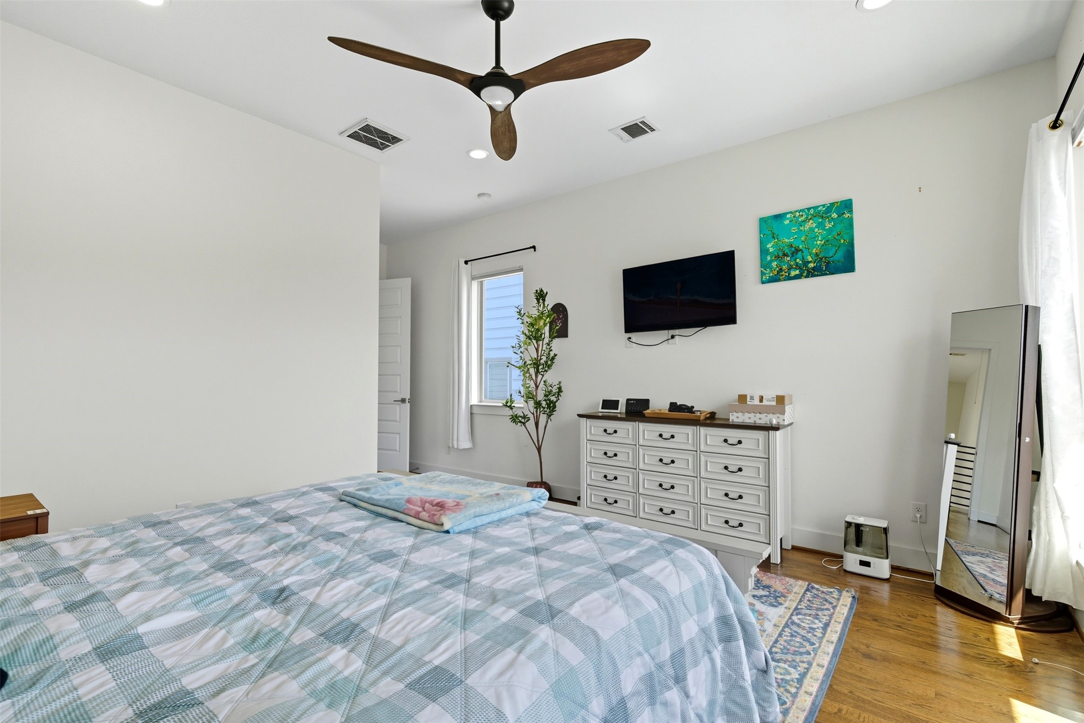 215 Avondale Street Houston, TX 77006 - Photo 25 of 42 a bedroom with a bed and a flat screen tv