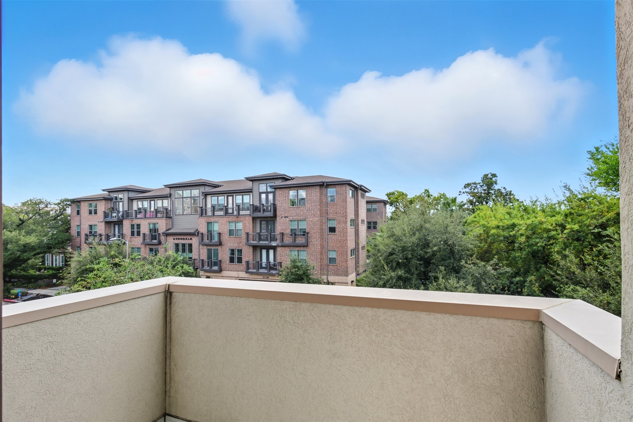215 Avondale Street Houston, TX 77006 - Photo 33 of 42 a view of a building from a balcony
