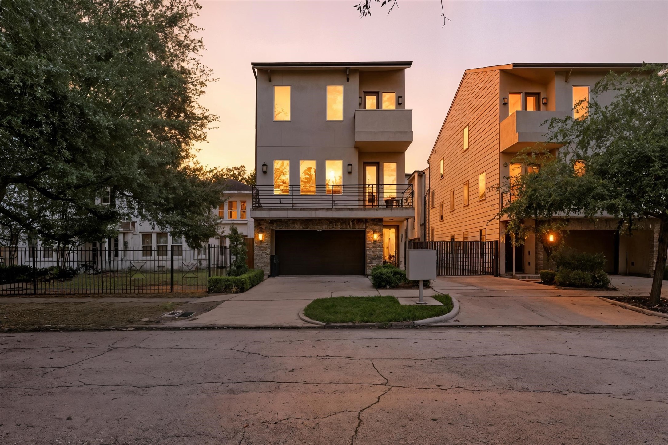 215 Avondale Street Houston, TX 77006 - Photo 36 of 42 a front view of a house with entertaining space