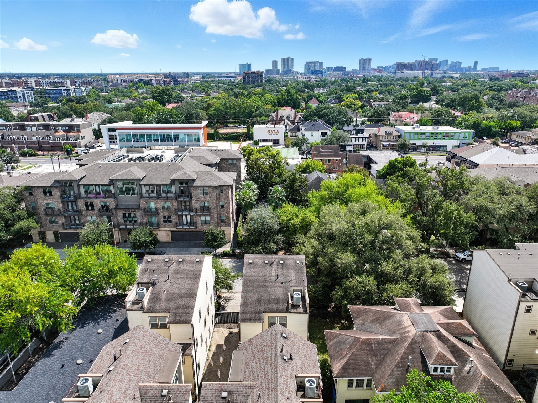 215 Avondale Street Houston, TX 77006 - Photo 40 of 42 a view of a city