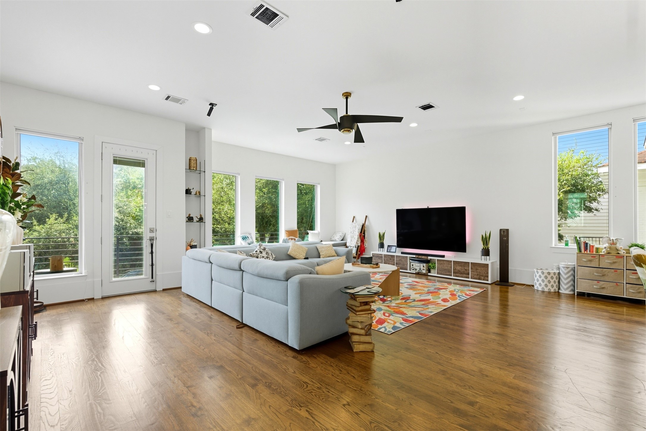 215 Avondale Street Houston, TX 77006 - Photo 9 of 42 a living room with furniture wooden floor and a flat screen tv