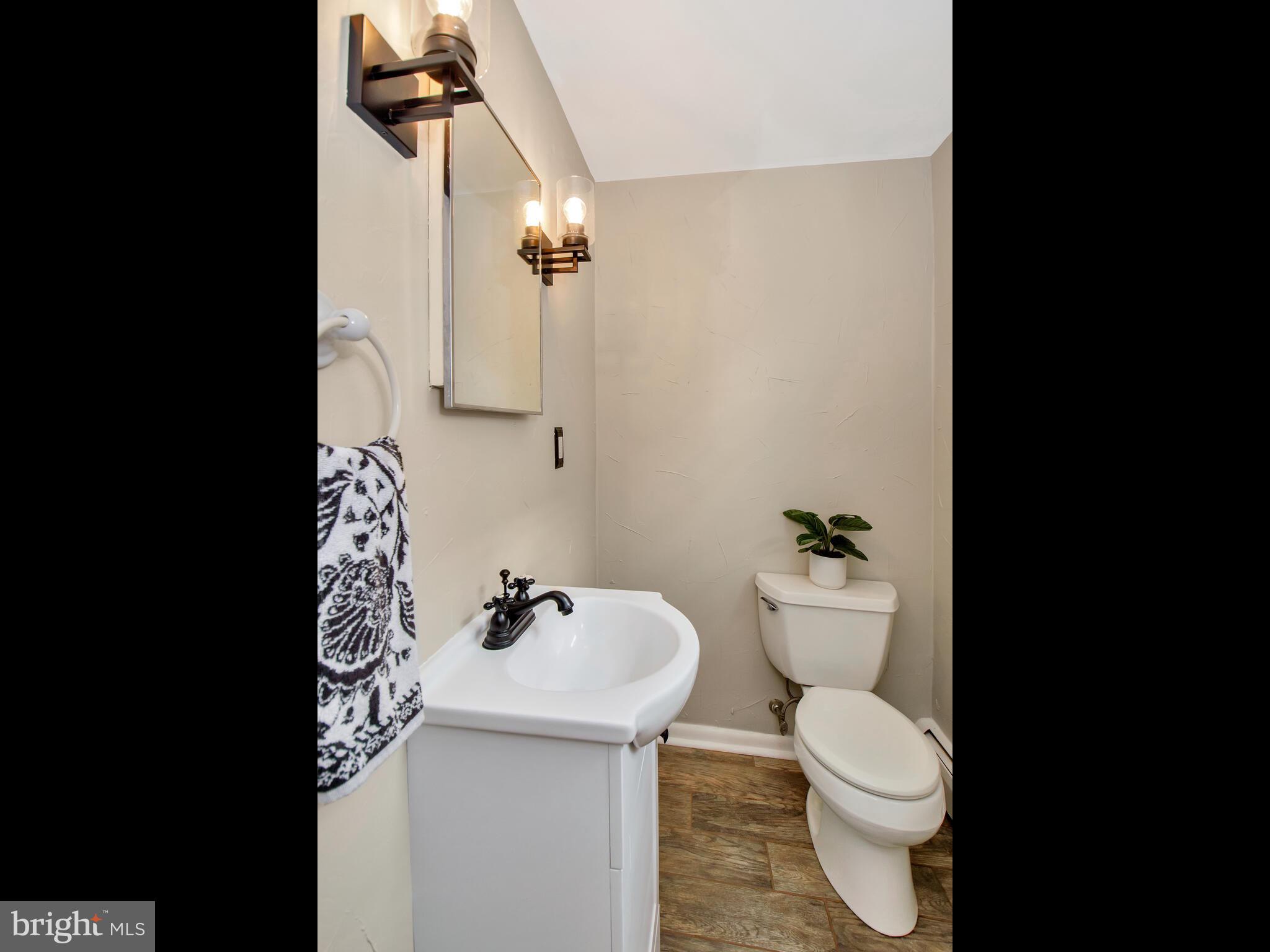 212 Valley View Road Media, PA 19063 - Photo 15 of 28 1st floor powder room