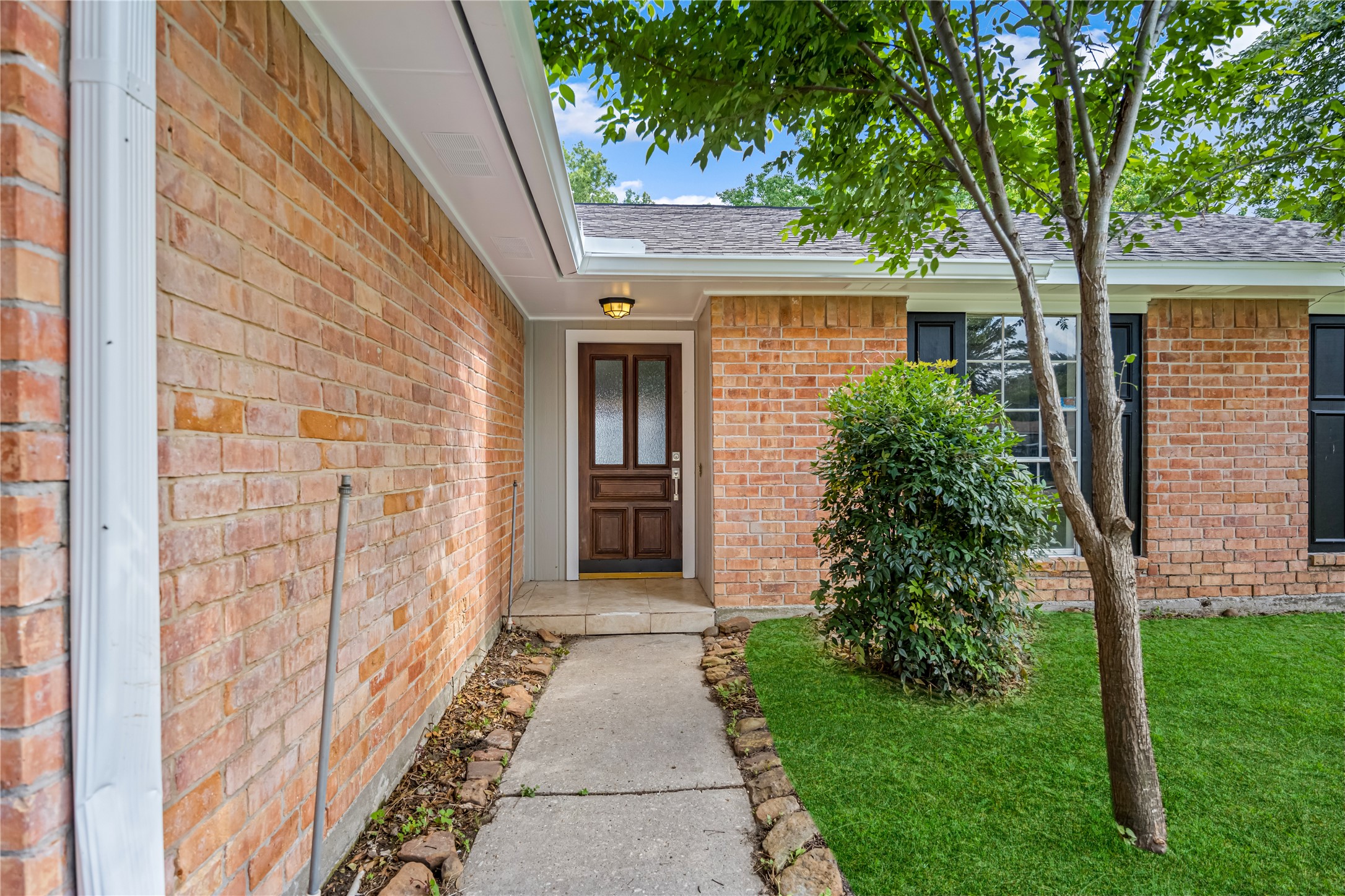 9806 Tanager Lane Conroe, TX 77385 - Photo 4 of 28 a front view of a house with garden