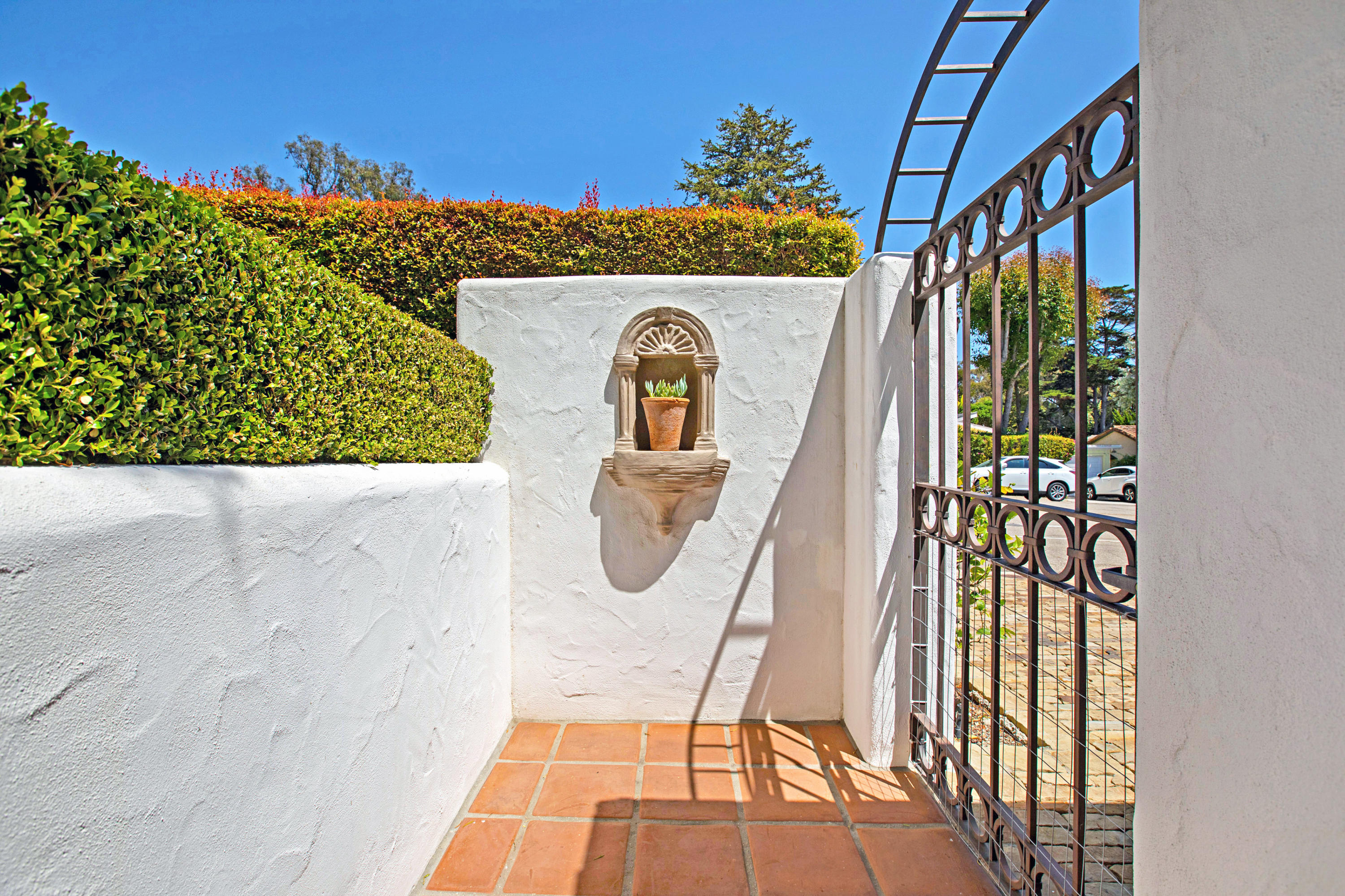 161 Hermosillo Road Montecito, CA 93108 - Photo 4 of 25 Front Walk