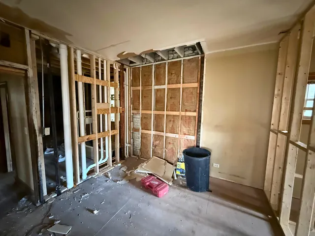 $330,000 | 5551 West Van Buren Street, Chicago, IL 60644