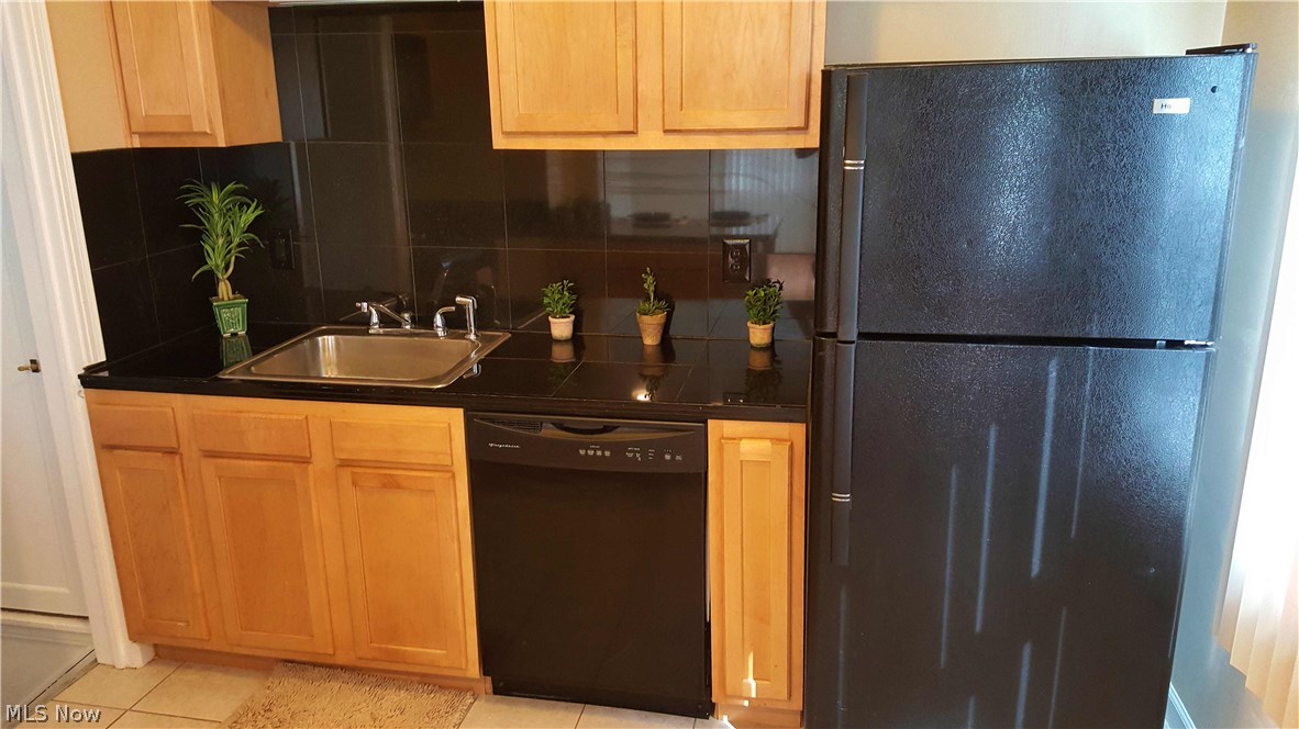 4883 Farnhurst Road Cleveland, OH 44124 - Photo 5 of 24