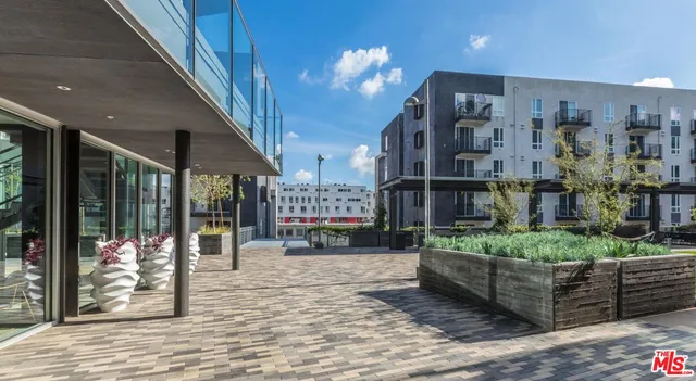 $2,925 | 950 East 3rd Street, Unit 3508, Los Angeles, CA 90013