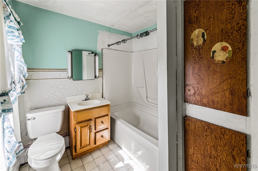 6990 Heise Road Clarence, NY 14032 - Photo 23 of 33 Upstairs Bathroom