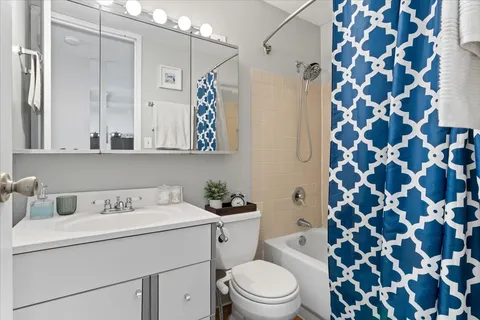 $240,000 | 2728 North Hampden Court, Unit 1609, Chicago, IL 60614