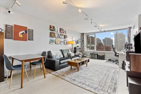 $240,000 | 2728 North Hampden Court, Unit 1609, Chicago, IL 60614