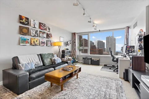 $240,000 | 2728 North Hampden Court, Unit 1609, Chicago, IL 60614