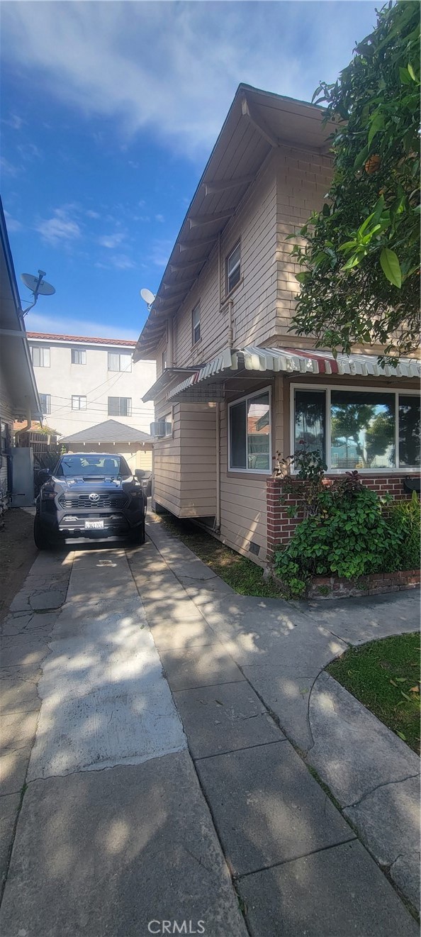 411 East 8th Street Long Beach, CA 90813 - Photo 9 of 10 Driveway