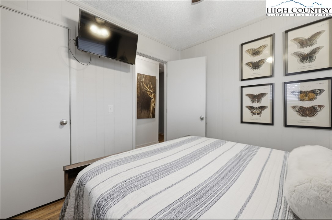 301 Pinnacle Inn Road, Unit 3301 Beech Mountain, NC 28604 - Photo 13 of 34 a bedroom with a bed and a wall painting