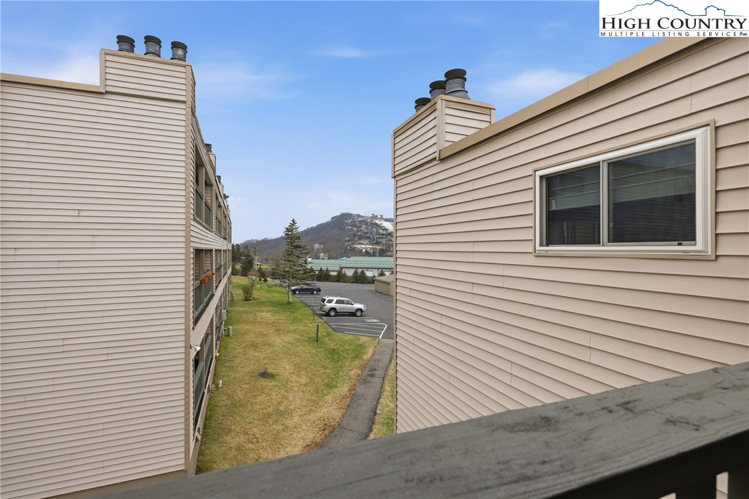 301 Pinnacle Inn Road, Unit 3301 Beech Mountain, NC 28604 - Photo 19 of 34 a view of a balcony