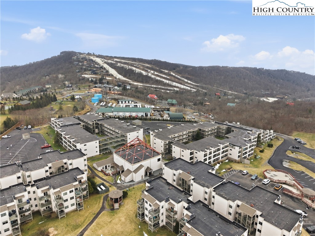 301 Pinnacle Inn Road, Unit 3301 Beech Mountain, NC 28604 - Photo 30 of 34 an aerial view of multiple house