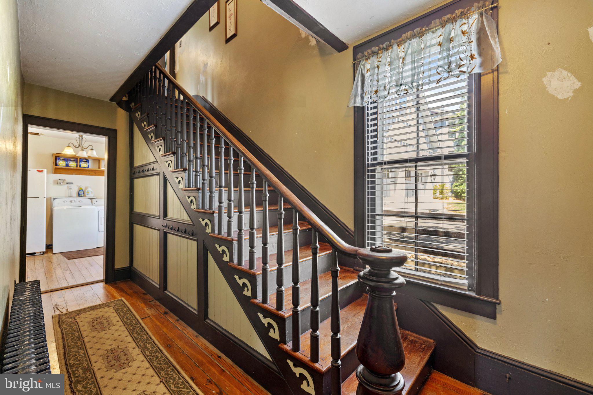 36933 Gaver Mill Road Purcellville, VA 20132 - Photo 8 of 27 Foyer / Staircase
