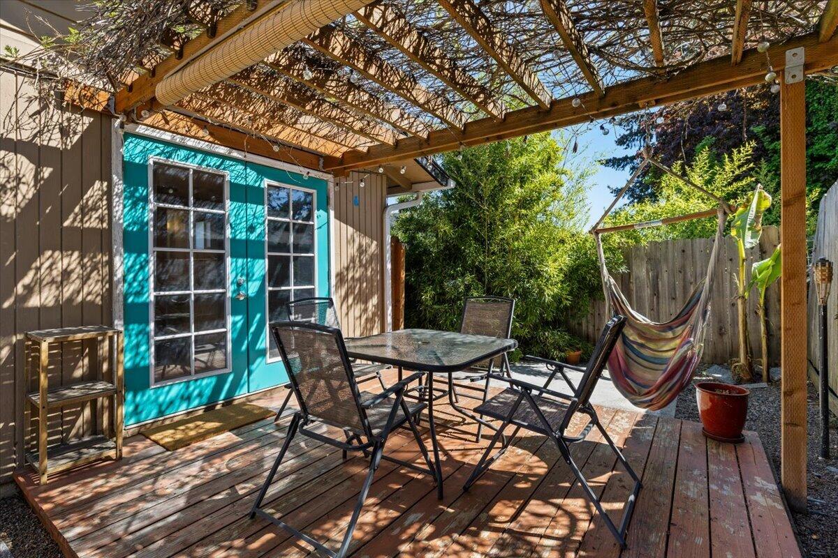 113 Houston Road Phoenix, OR 97535 - Photo 28 of 29 a patio with glass top table and chairs