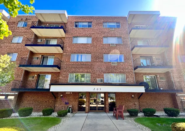 $2,340 | 205 West Miner Street, Unit 300, Arlington Heights, IL 60005