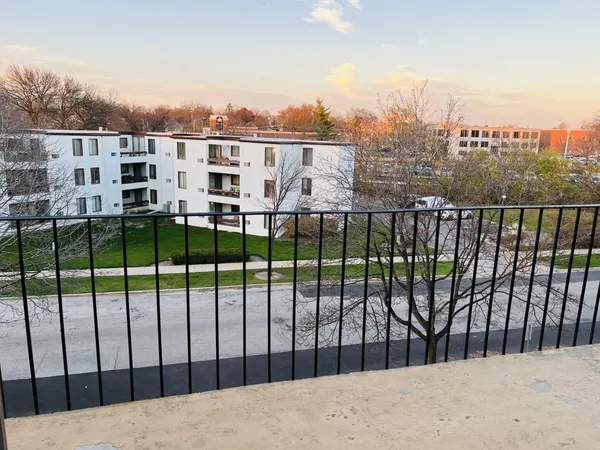 $2,340 | 205 West Miner Street, Unit 300, Arlington Heights, IL 60005