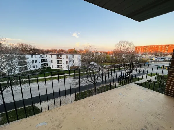 $2,340 | 205 West Miner Street, Unit 300, Arlington Heights, IL 60005