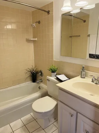 $2,340 | 205 West Miner Street, Unit 300, Arlington Heights, IL 60005