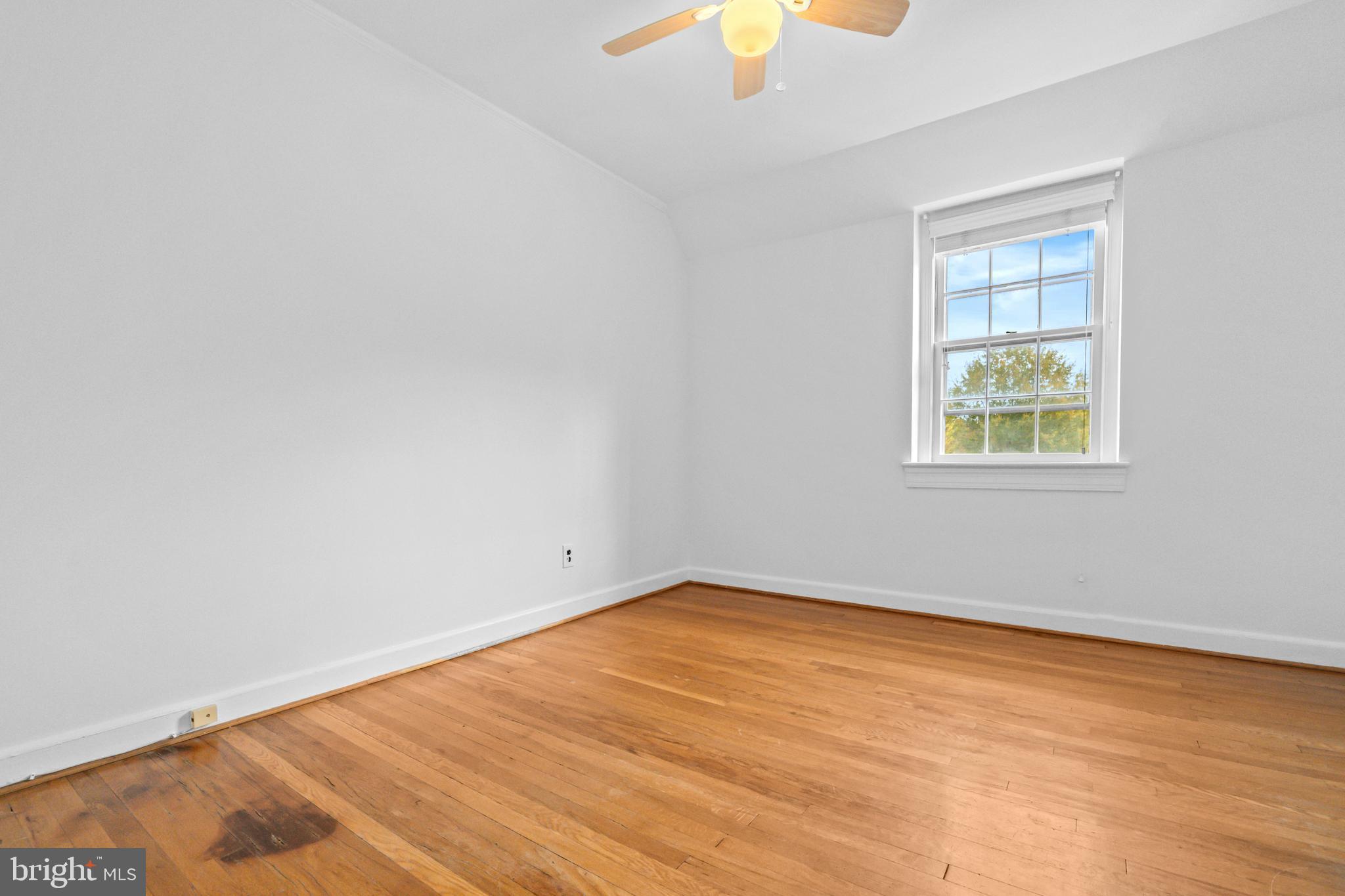 1400 South Edgewood Street, Unit 527 Arlington, VA 22204 - Photo 20 of 32 an empty room with a window and a ceiling fan