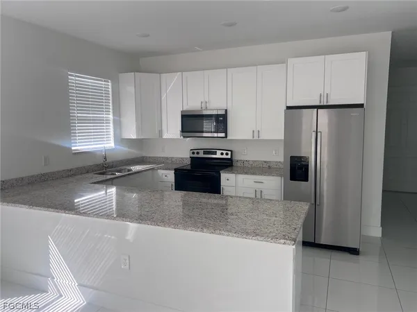 $1,950 | 970 Lakeside Drive, Lehigh Acres, FL 33974