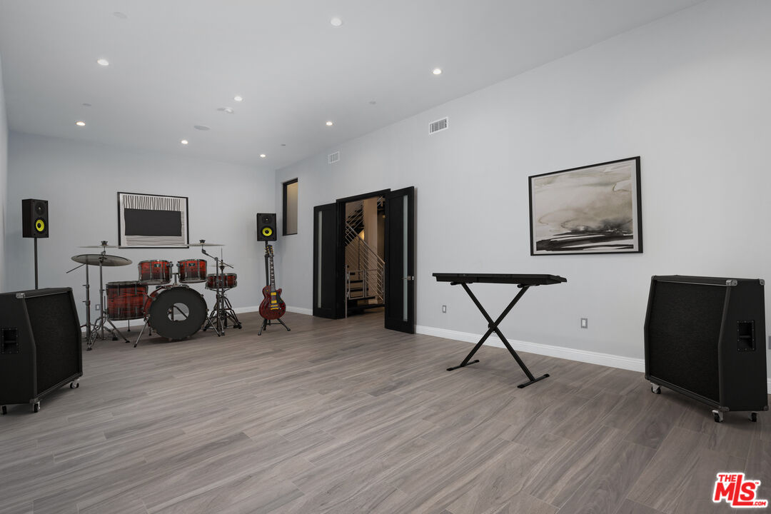 156 North Wetherly Drive Beverly Hills, CA 90211 - Photo 25 of 57 a view of a room with gym equipment