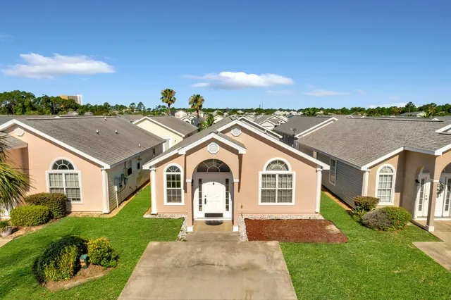 a view of a yard in front of house