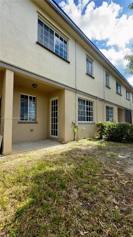 a view of a house with backyard and garden