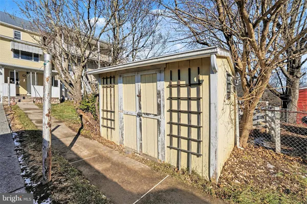 a view of outdoor space yard and porch