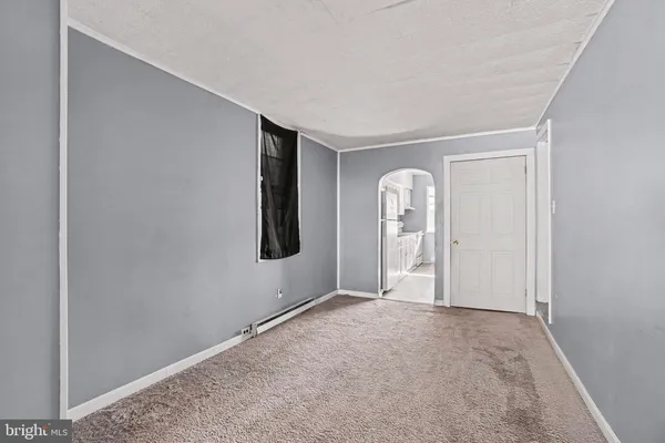 a view of entryway with window