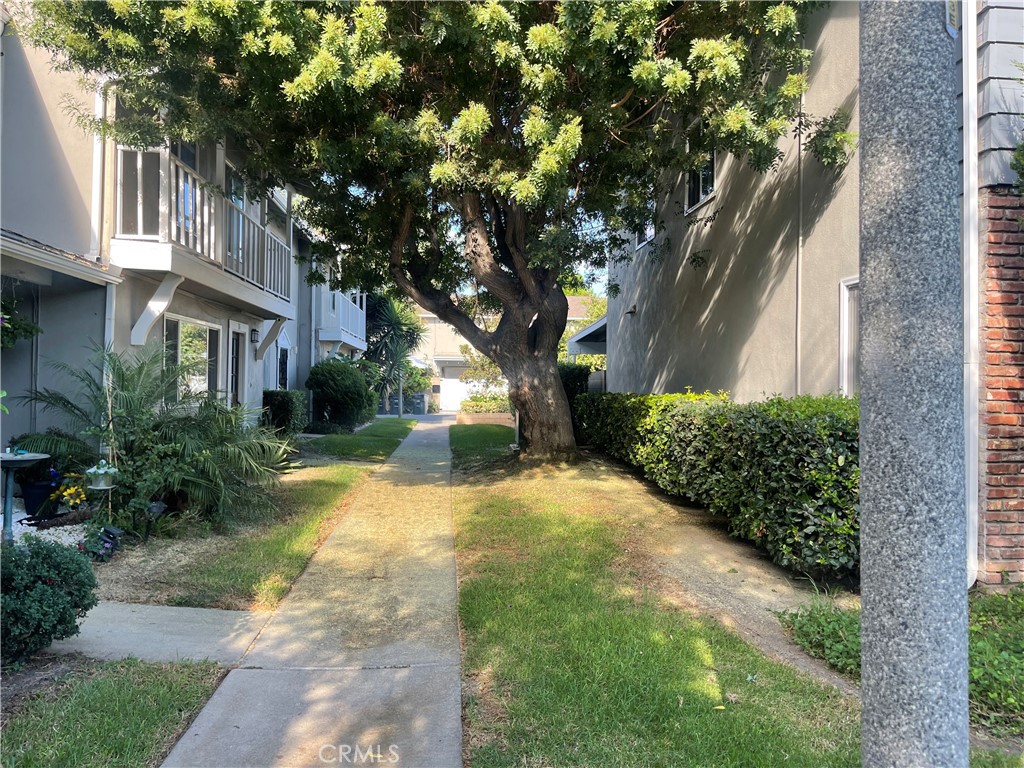 1777 Mitchell Avenue, Unit 29 Tustin, CA 92780 - Photo 4 of 26 a view of a yard in front of house
