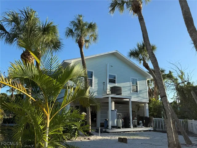 a view of a palm trees in front of house