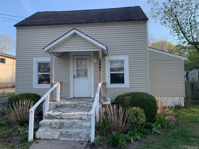 $499,990 | 257 Flanders Road, Riverhead, NY 11901