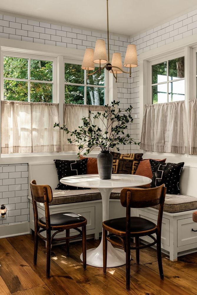 9581 South Harpeth Road Nashville, TN 37221 - Photo 17 of 55 a dining room with furniture and window