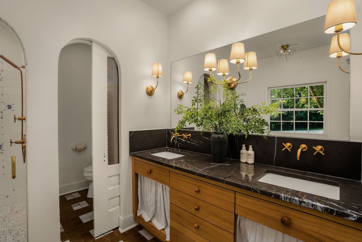9581 South Harpeth Road Nashville, TN 37221 - Photo 23 of 55 a kitchen with sink and refrigerator