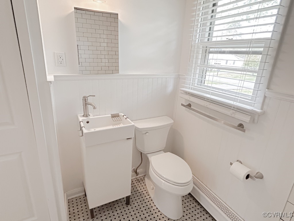 2721 Perlock Road Richmond, VA 23237 - Photo 20 of 27 Half bathroom featuring toilet, wainscoting, a bas