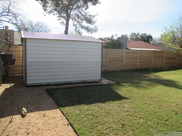 a view of a backyard