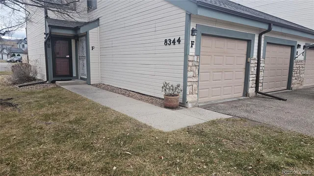 a view of a house with backyard